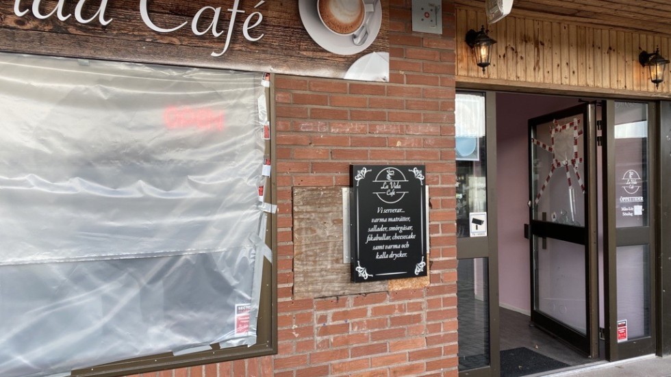 La Vida Café läggs ut till försäljning efter den senaste skadegörelsen. "Det är fjärde gången som det har varit inbrott eller skadegörelse. Jag har rensat bort allt glass och caféet är öppet men det känns jättetråkigt", berättar Rowaida Nijim.