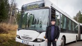 De byggde om en 18 meter dragspelsbuss till bostad – nästa år kör den till Nya Zeeland: "Vi ska på sin höjd lämna hjulspår"