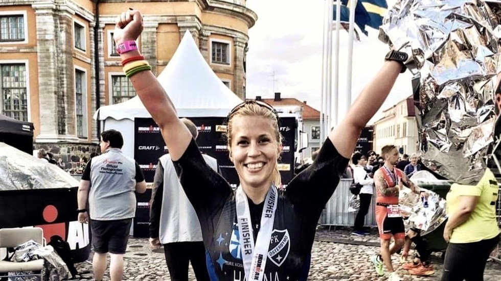 Hanna Gunnarsson efter målgång i en av sina avklarade Ironman-tävlingar.