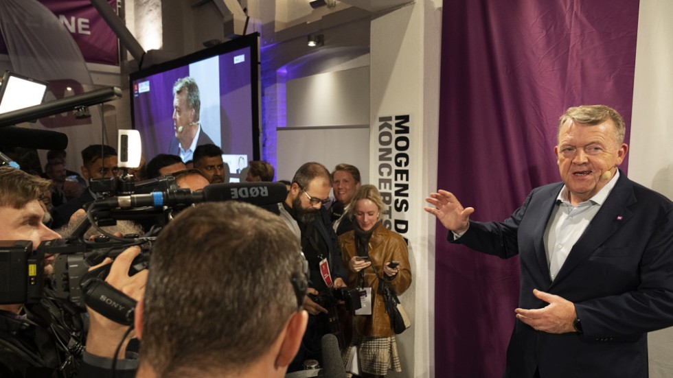 Lars Løkke Rasmussens nya parti Moderaterne lyckades stå stadigt i mitten utan att tvingas välja sida inom dansk blockpolitik.