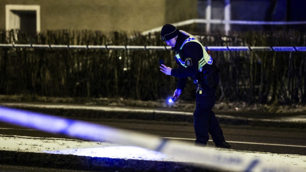 Polis på plats i Vimanshäll i Linköping. En person med skador har hittats efter larm om misstänkt skottlossning.