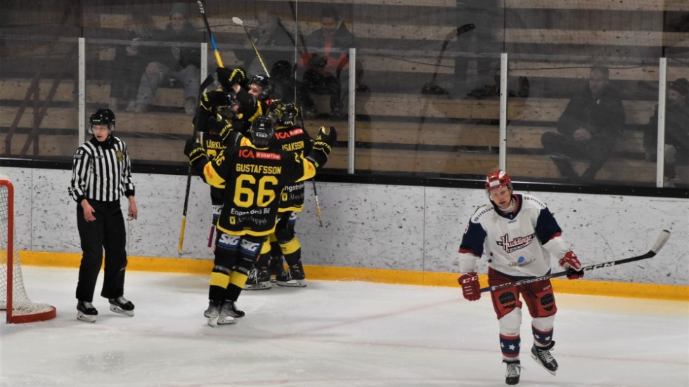Vimmerby Hockey jublar efter ett av sina fyra mål mot Huddinge.