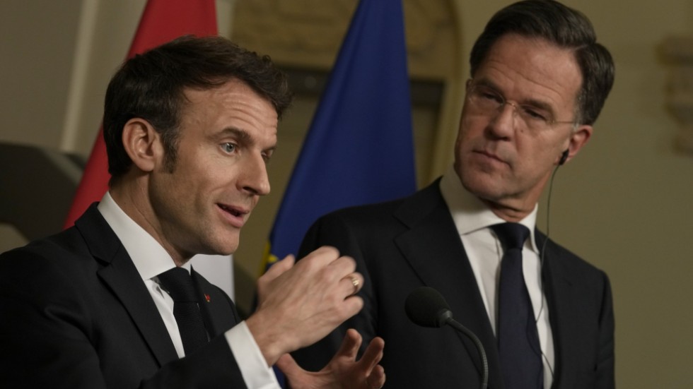 Frankrikes president Emmanuel Macron (t v) och Nederländernas premiärminister Mark Rutte på måndagens pressträff i Haag.