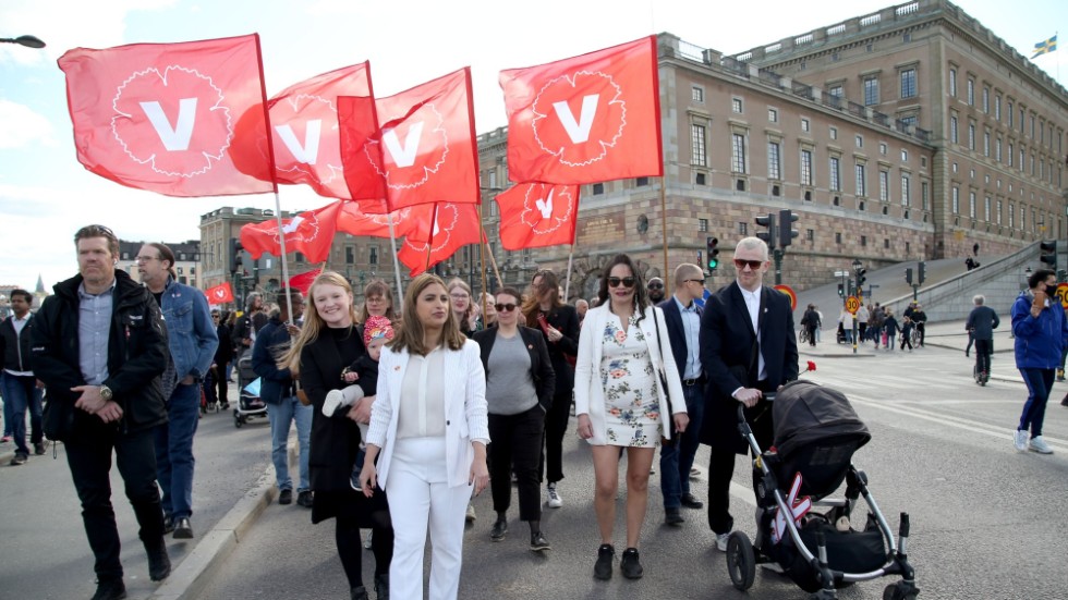 Nej, Daniel Lundgren i Oxelösund, Vänsterpartiet har aldrig varit ”demokratins bästa vän”, skriver Dan Glimne, författare och speluppfinnare. Bild från Vänsterpartiets första majtåg i Stockholm 2022.