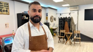 George, 37, driver skönhetssalong för män – fick ärva verktyg av Eskilstunas första barberare: "Det behövs känsla"