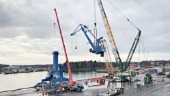 32 släp kommer lastade – med tre kranar till hamnen ✓Jättelyft på 350 ton