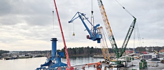 32 släp kommer lastade – med tre kranar till hamnen ✓Jättelyft på 350 ton
