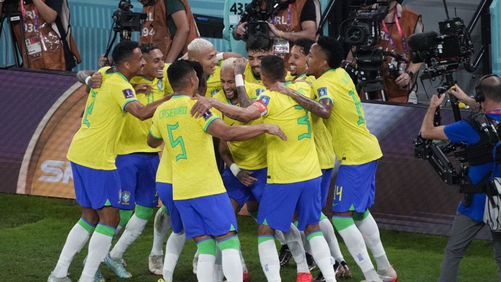 Neymar och hans brasilianska lagkamrater firar ett av målen mot Sydkorea med en dans.