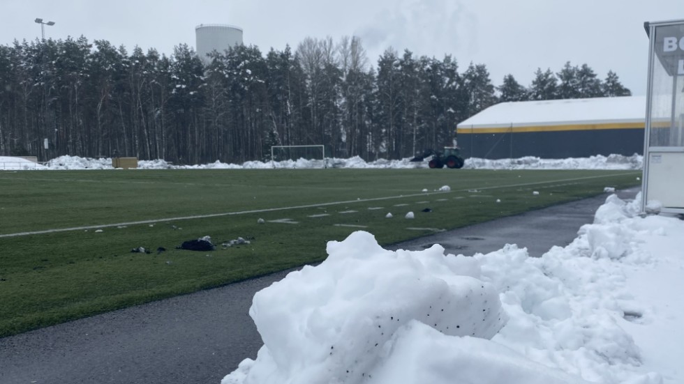 Konstgräset på Arena Ceos röjdes från snö på fredagen och kommer användas flitigt av de lokala fotbollslagen de närmaste veckorna. 