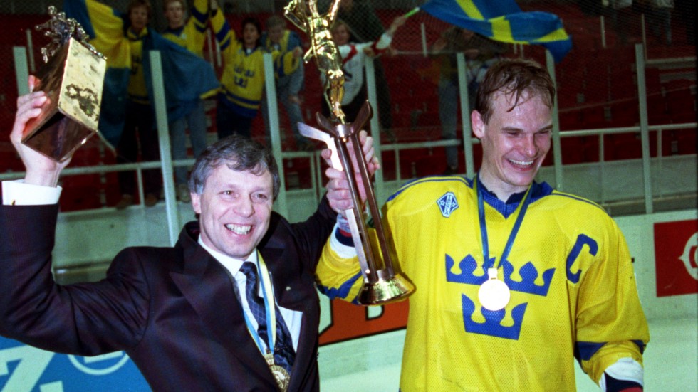 Conny Evensson och Thomas Rundqvist lyfter pokalen efter VM-guldet 1991.