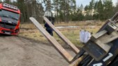 Man i hjullastare rammade polisbil och bärgare under utmätning • Polis drog vapen