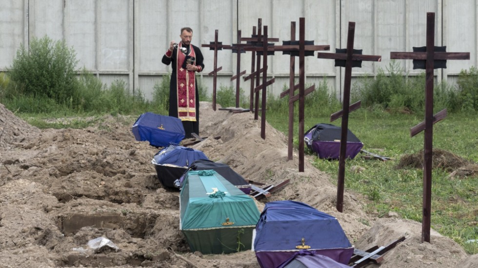 Oidentifierade kroppar av civila som hittats i en massgrav i Butja, en förort till Ukrainas huvudstad Kiev. Arkivbild från den 11 augusti.