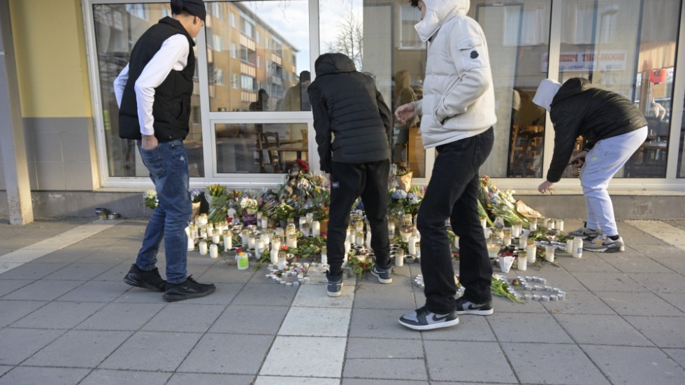 Flera utredningar pågår parallellt i den våldsvåg som drabbat Stockholmsområdet och som inleddes på juldagen. Bild från Skogås centrum där en 15-åring sköts till döds.