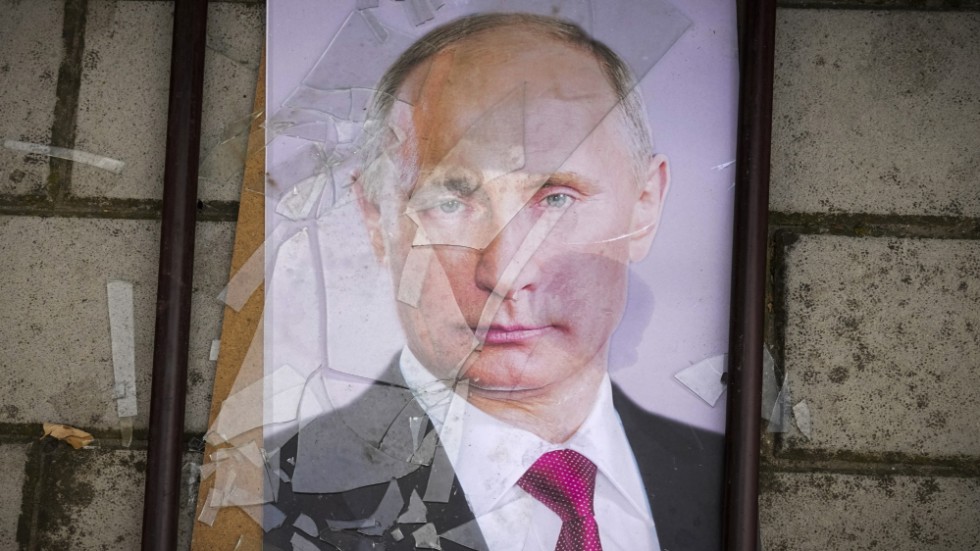 Ett förstört foto på Rysslands president Vladimir Putin på marken utanför ett fängelse i Cherson-regionen i Ukraina. Arkivfoto.