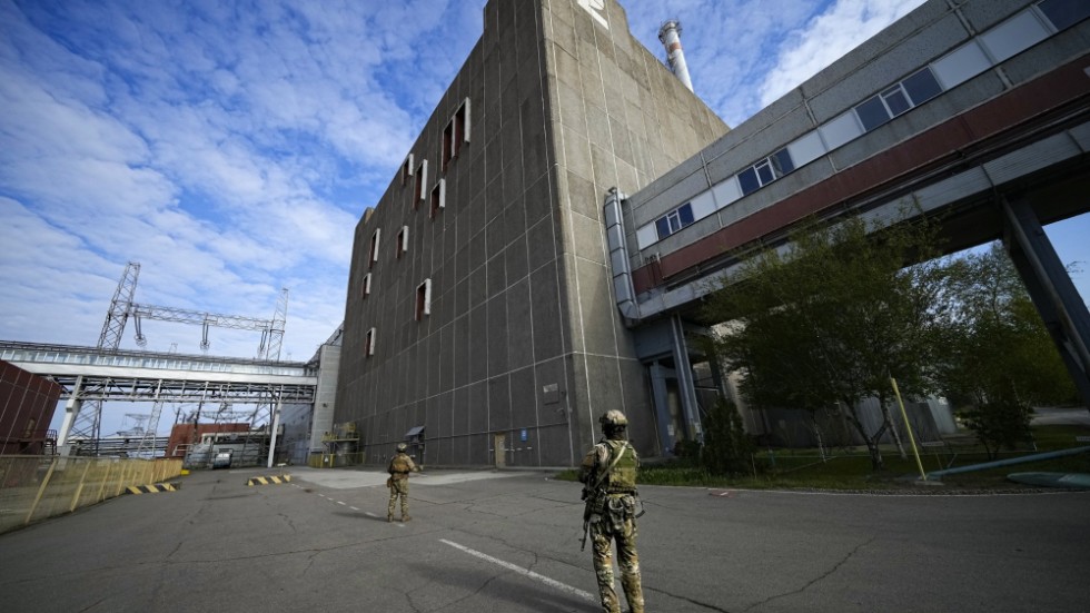 Ryska soldater vid Zaporizjzjas kärnkraftverk tidigare i år. Arkivbild.