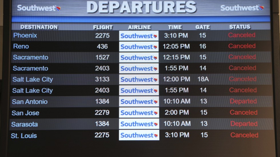 Inställda Southwest Airlines-flygningar i tisdags i Los Angeles. Bolagets aktie föll på onsdagen.