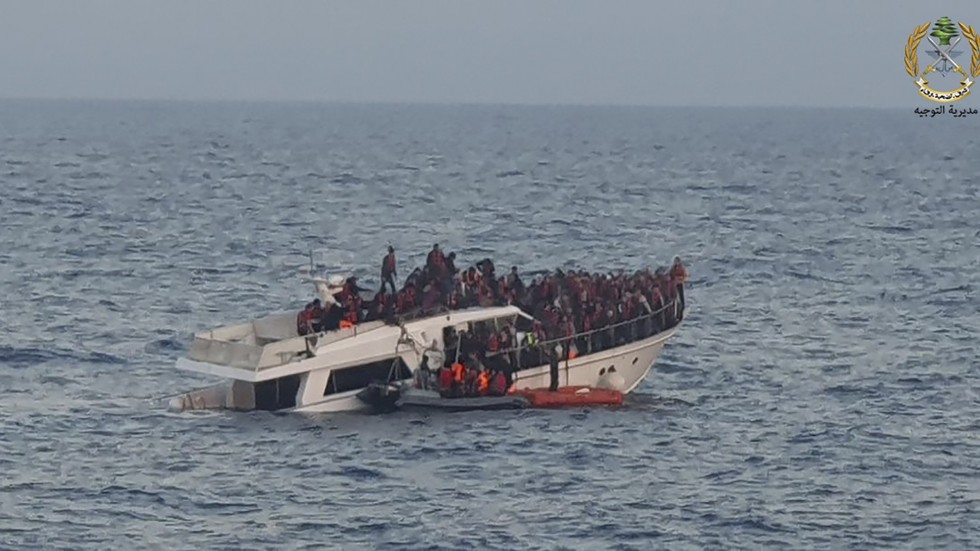 Migranter räddas från en sjunkande båt utanför Libanon i Medelhavet. Arkivfoto.