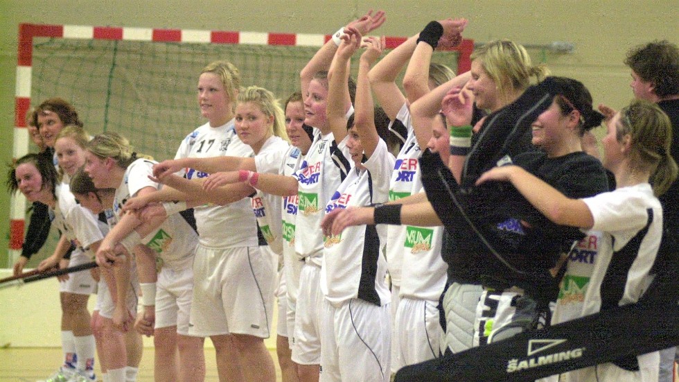 Här firar Vimmerby IBK en seger från säsongen 2006. Flera av spelarna ni ser på bilden ska möta nuvarande A-laget under annandagen. 