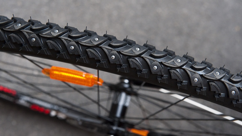 Dubbdäck räcker inte när cykelvägarna inte plogas ordentligt, menar insändarskribenten.