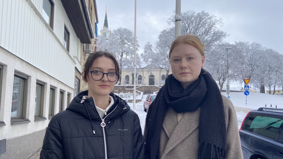 18-åriga Maya Anckarman och Tea Vigren tror att fler elever hade velat ställa upp i Vimmerby gymnasium om deltagarna hade lottats fram. Nu väljer flera att avstå av rädsla för att inte få röster.