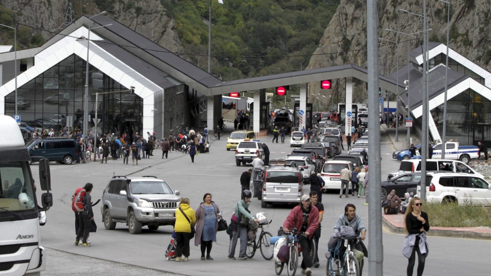 Migranter, de flesta ryssar, på väg över gränsen in i Georgien. Arkivbild.