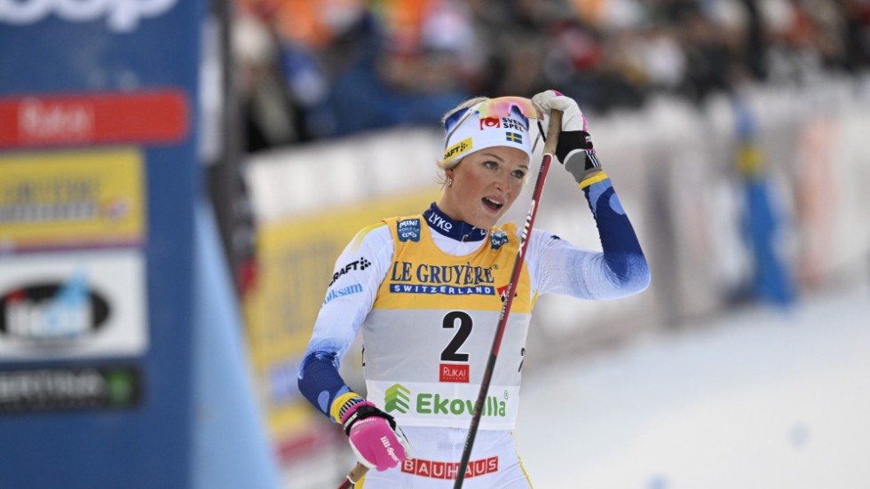 Frida Karlsson vann övertygande damernas jaktstart vid i Ruka i Finland före Ebba Andersson.