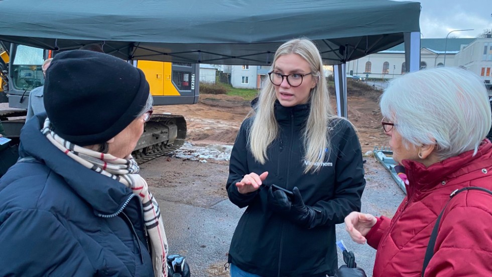 Lejla Pettersson på Vimarhems kundservice, i mitten, säger att det är stort intresse för de 32 lägenheterna som håller på att byggas. Här förklarar hon för Ingrid Einarsson och Märta Andersson hur man anmäler sig till kön.