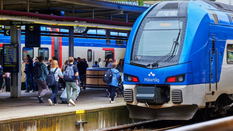 De som pendlar med buss eller tåg mellan Vingåker och Katrineholm får inget avdrag alls med den nya regeringen. Det skriver två socialdemokratiska riksdagsledamöter i dagens tidning. 
