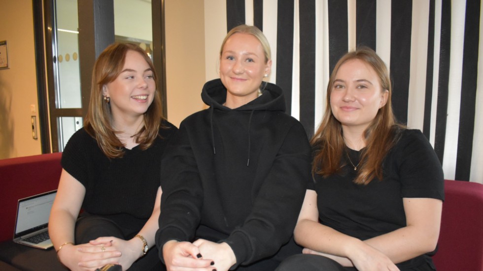 Lovisa Lindelöf, Ebba Soovik och Emmy Karlsson, studenter på Vimmerby gymnasium, är alla positivt inställda till en eventuell dom-reform i språket.