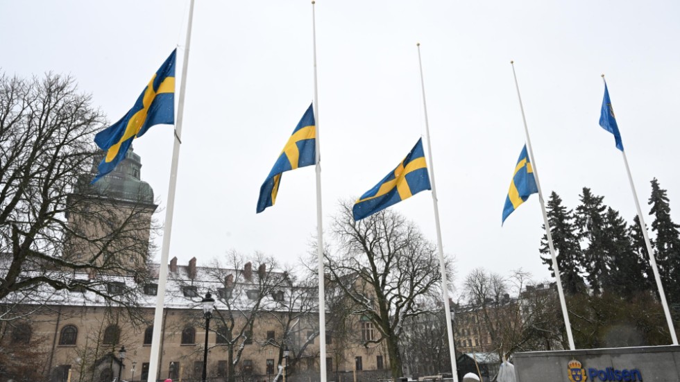 Polisen flaggade på halvstång och höll en tyst minut för Mats Löfving under torsdagen. Här utanför polishuset i Stockholm. Arkivbild.