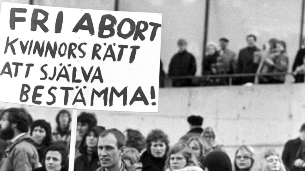 Protest. 1974 demonstrerade svenskarna fortfarande för rätten till abort. Lagen infördes 1975.