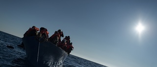 Kring 30 migranter saknas efter räddningsförsök