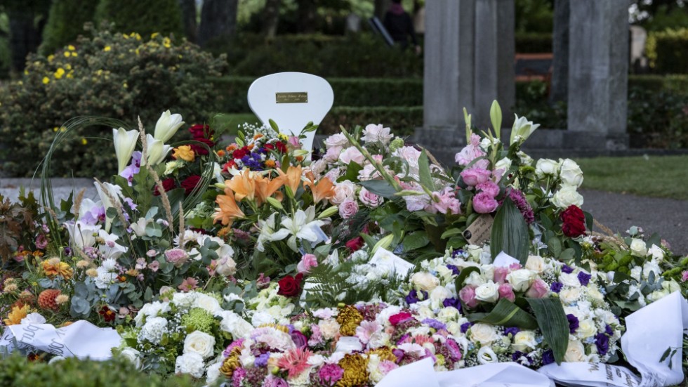 Ett hav av blommor täcker Karolin Hakims grav på S:t Pauli norra kyrkogård i centrala Malmö. 31-åringen sköts ihjäl på öppen gata i Malmö i augusti 2019 med sitt nyfödda barn i famnen. Arkivbild.