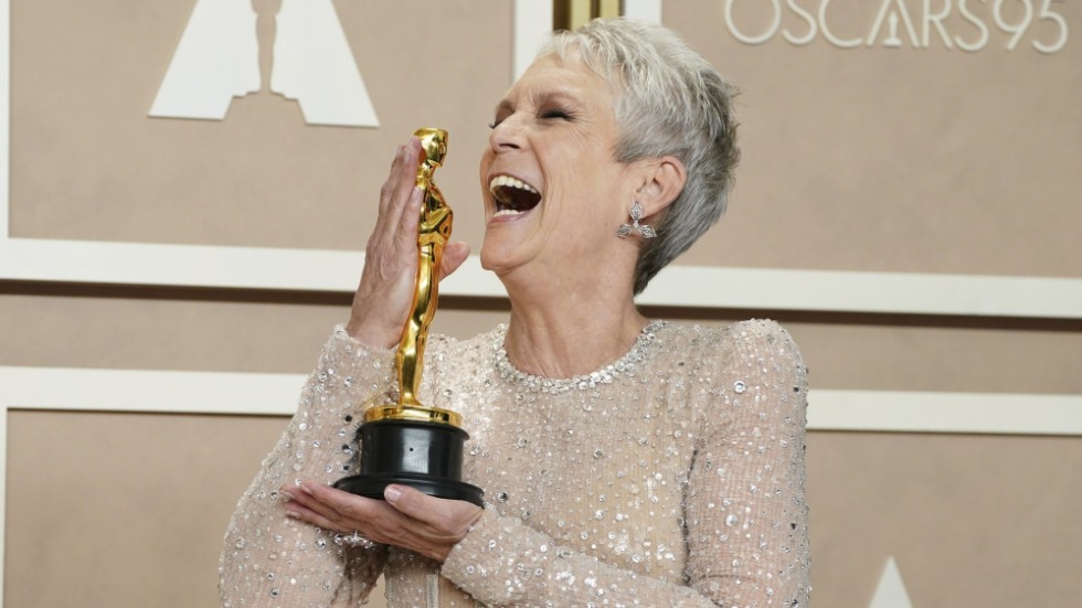 Jamie Lee Curtis hyllade sina skådisföräldrar Tony Curtis och Janet Leigh efter att ha fått sin första Oscar.
