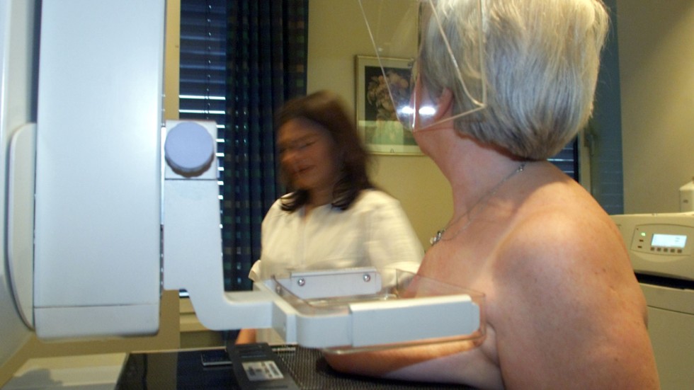 Mammografin upphör vid fyllda 74 år, vilket varken är jämställt eller jämlikt, menar insändarskribenterna.