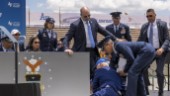 Joe Biden ramlade på scen