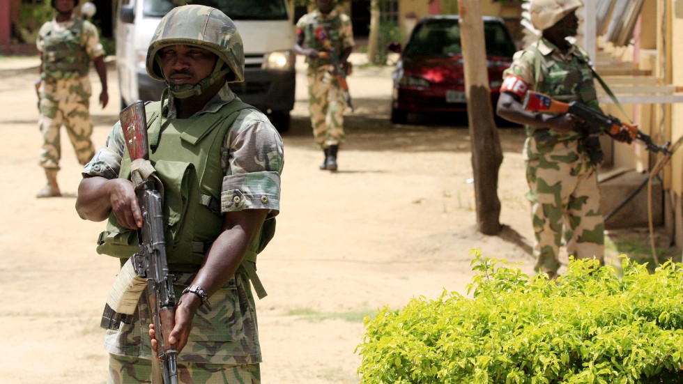 Nigerianska soldater står vakt. Arkivbild.