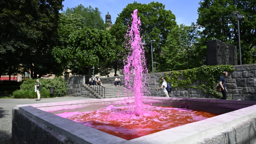 En rosa fontän vid Norra Bantorget i Stockholm.