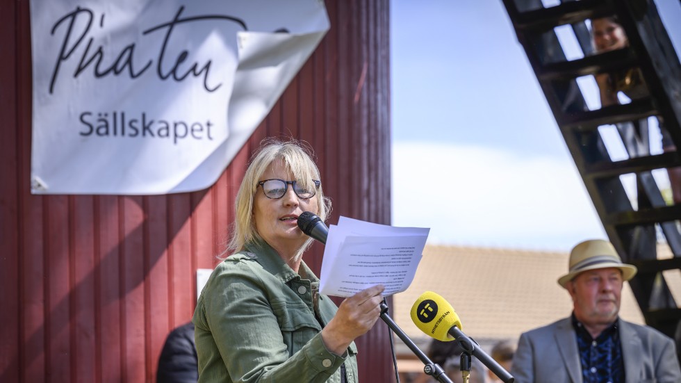 Författaren Karin Smirnoff håller tal efter att hon presenteras som årets Piratenpristagare.