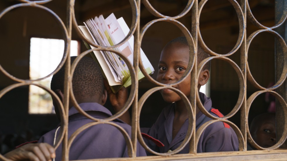 Barn med läroböcker i en grundskola i Malawis huvudstad Lilongwe i oktober 2018.