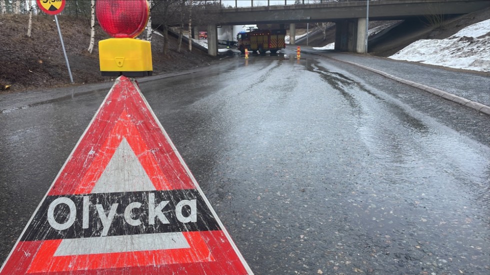 A truck has got stuck under a bridge in Skelleftehamn.