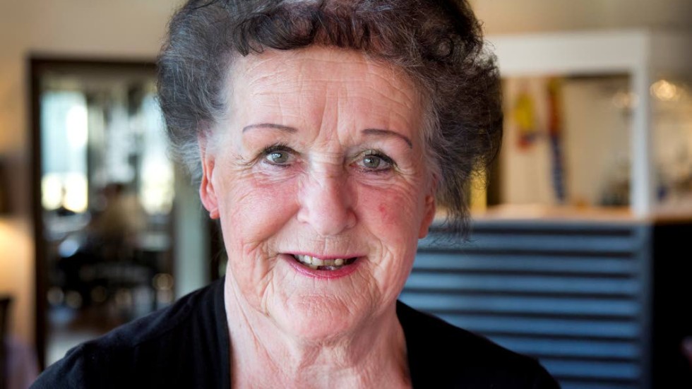 "Jag bara älskar serviceyrket", säger Fröydis Sandberg som fyller 77 år i år, men fortfarande jobbar. Sedan 40 år är hon på Yxnerum Hotell & konferens.