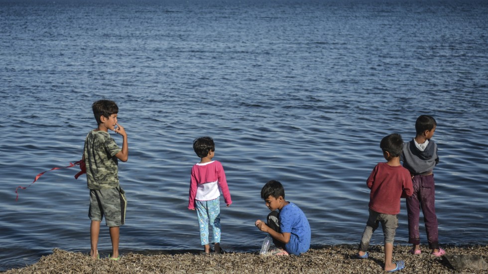 Barn vid havet vid flyktinglägret Kara Tepe på den grekiska ön Lesbos hösten 2020. Arkivfoto.