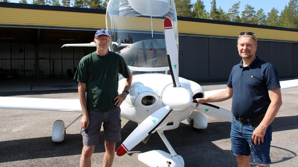 Håkan Samuelsson och Mikael Wall är två av medlemmarna i Hultsfreds flygklubb som gör uppdrag för brandflyget i länet.