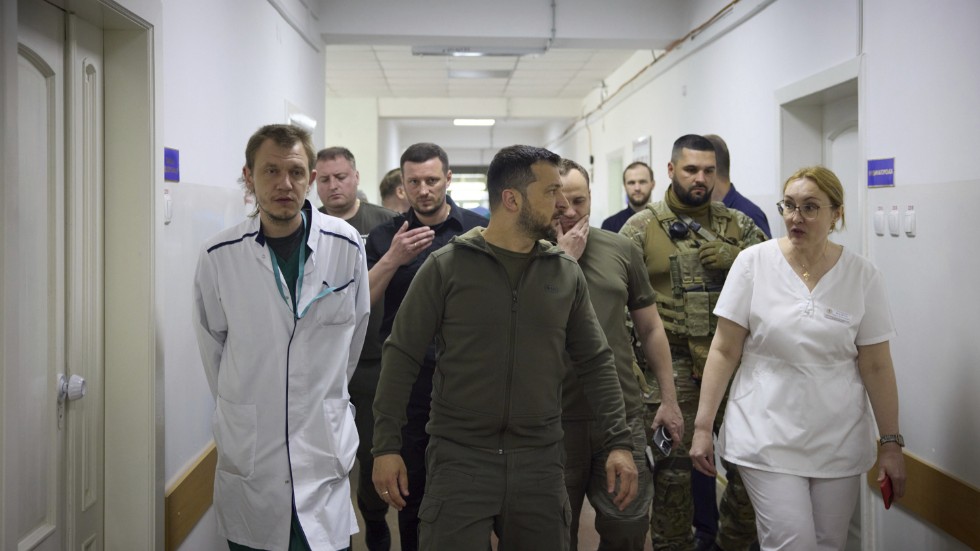 President Volodymyr Zelenskyj har under dagen besökt bland annat sjukhus i det drabbade området.