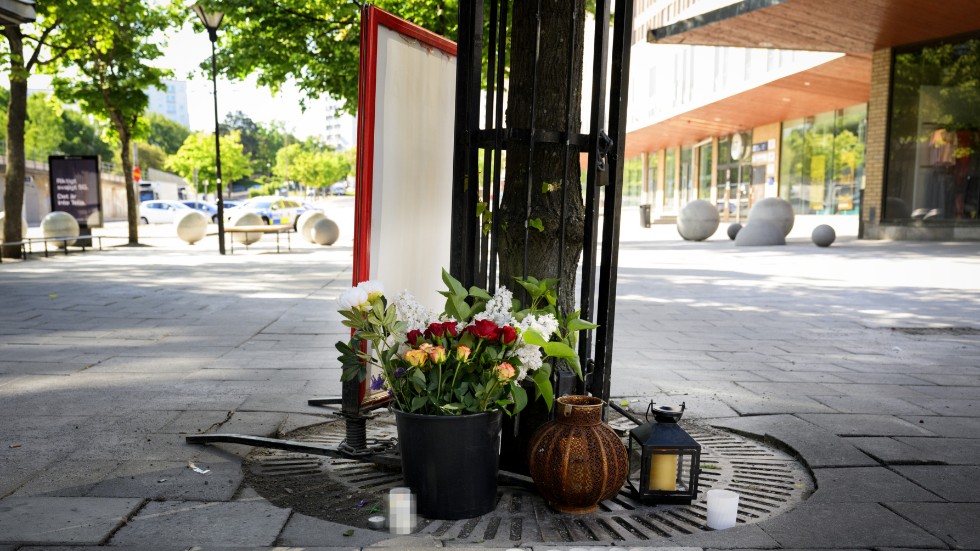 Blommor och ljus i Farsta centrum dagen efter skjutningarna där en pojke dog och tre skadades.