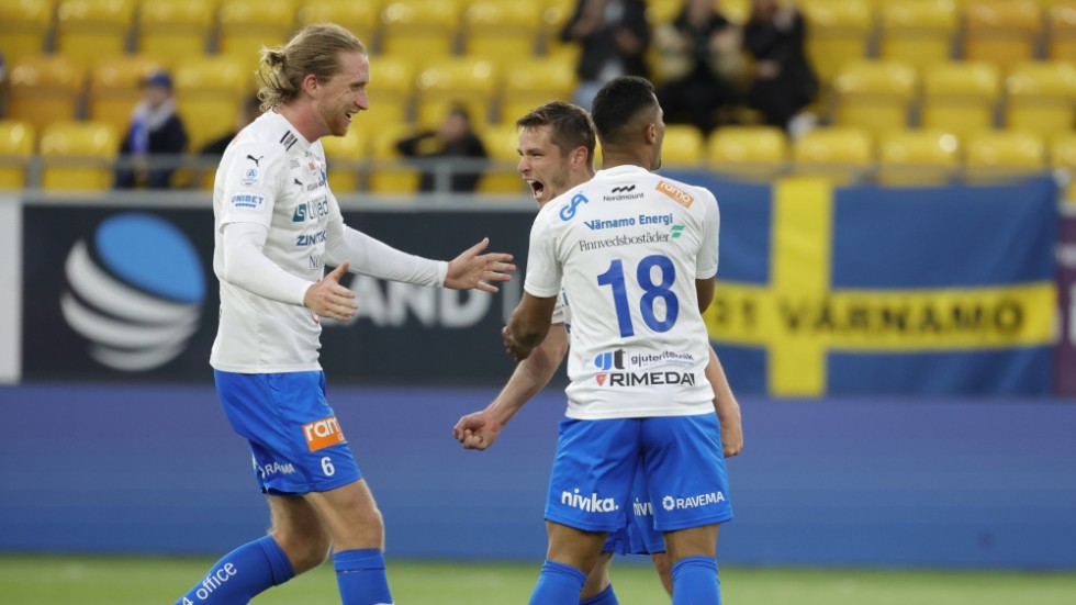 Värnamos Oscar Johansson, till vänster, firar 1–0-målet mot AIK.