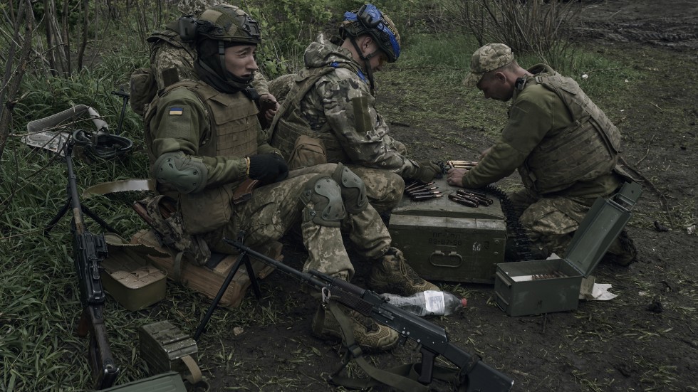 Redo. Soldaterna vid den ukrainska fronten behöver vapen och ammunition från Eu och USA för att kunna stå emot de ryska anfallen.