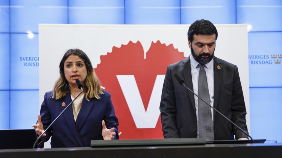 Vänsterpartiets ledare Nooshi Dadgostar (V) och Ali Esbati (V), ekonomisk-politisk talesperson, presenterar partiets vårbudgetmotion.