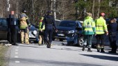 Två personbilar i frontalkrock – väg stängdes av helt